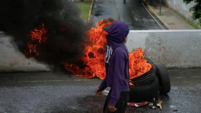 Venezuela'da bir grup asker seçimi kazanan Maduro'ya isyan başlattı